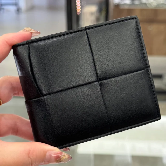 こんにちは︎👍🏻 ̖́-
かんてい局盛岡店です‼️

BOTTEGA VENETA ボッテガヴェネタから、
749455 カセット 2つ折り財布が
店頭に入荷しました👌🏻💕

イントレチャート(編込みレザー)を
再解釈した人気シリーズ、『カセット』✨

高級感たっぷりなデザイン、
そしてコンパクトなサイズ感が
魅力的ですね🤭

ぜひ店頭にてご覧ください🧡💛

皆さまのご来店お待ちしております🙇🏻‍♀️

#かんてい局盛岡店
#BOTTEGAVENETA
#ボッテガヴェネタ
#749455
#カセット
#2つ折り財布
#ブランド財布
#ブランド販売
#ブランド買取
#質預かり
#質屋
#岩手
#盛岡
#本宮
#皆さまのご来店お待ちしております