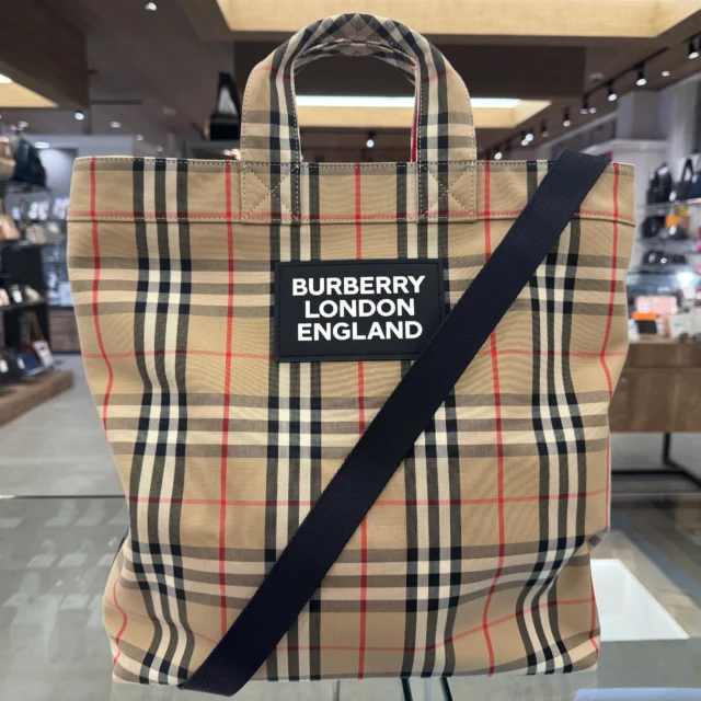 こんにちは🧡💛
かんてい局盛岡店です✋🏻

BURBERRY バーバリーから、8017740
ヴィンテージチェック 2WAYバッグが
店頭に入荷しました‼️✨

こちらは使用感少なく、
比較的綺麗な状態のお品物😍

メンズでもレディースでもOKなデザインなので
シェアしてお使いいただいてもいいですね︎👍🏻 ̖́-

ぜひ店頭にてご覧ください😆

皆さまのご来店お待ちしております🙇🏻‍♀️

#かんてい局盛岡店
#BURBERRY
#バーバリー
#8017740
#ヴィンテージチェック
#2WAYバッグ
#ブランドバッグ
#ブランド販売
#ブランド買取
#質預かり
#質屋
#岩手
#盛岡
#本宮
#皆さまのご来店お待ちしております