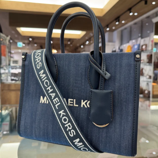 こんにちは︎👍🏻 ̖́-
かんてい局盛岡店です😄

MICHAEL KORS マイケルコース
35T5S7ZC1C
ミレラ スモール トップジップ
ショッパー クロスボディが
店頭に入荷しました- ̗̀‪‪💡‬ ̖́-

デニム素材がこれからの季節にぴったり～🌊

コンパクトなサイズ感ですが、
意外と荷物がたっぷり入るんです🙆🏻‍♀️‼️

ロゴ入りのショルダーストラップが
存在感抜群で可愛い
スタッフおすすめバッグです😆

ぜひ店頭にてご覧ください💪🏻✨

皆さまのご来店お待ちしております🙇🏻‍♀️

#かんてい局盛岡店
#MICHAELKORS
#マイケルコース
#35T5S7ZC1C
#ミレラスモールトップジップショッパークロスボディ
#デニムバッグ
#ブランドバッグ
#ブランド販売
#ブランド買取
#質預かり
#質屋
#岩手
#盛岡
#本宮
#皆さまのご来店お待ちしております