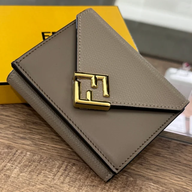 こんにちは😆
かんてい局盛岡店です✋🏻

FENDI フェンディから、8M0480
FFダイヤモンド 3つ折り財布が
店頭に入荷しました🤭

人気のグレージュ系にゴールドのメタルFFロゴが
高級感たっぷり︎︎👍🏻 ̖́-

コンパクトサイズですが、
お札やカード、小銭をしっかり収納可能✨️

幅広い年齢の方にお使いいただける
上品なデザインのお品物です⸜🙌🏻⸝‍

ぜひ店頭にてご覧ください🧡💛

皆さまのご来店お待ちしております🙇🏻‍♀️

#かんてい局盛岡店
#FENDI
#8M0480
#FFダイヤモンド 
#3つ折り財布
#ブランド財布
#ブランド販売
#ブランド買取
#質預かり
#質屋
#岩手
#盛岡
#本宮
#皆さまのご来店お待ちしております