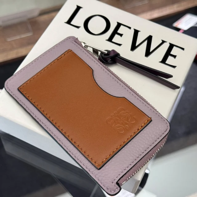 こんにちは🎵
かんてい局盛岡店です😄

LOEWE ロエベから、C660Z40X07
アナグラムコインケースが
店頭に入荷しました- ̗̀‪‪💡‬ ̖́-

コンパクトに小銭やカードの持ち運びができる
便利すぎるお品物︎👍🏻 ̖́-

ミニ財布としてもお使いいただけます😆

ほぼ使用感の感じられない状態の良いお品物ですので、
贈り物にもおすすめですよ〰️🧡💛

ぜひ店頭にてご覧ください🤭

皆さまのご来店お待ちしております🙇🏻‍♀️

#かんてい局盛岡店
#LOEWE
#ロエベ
#C660Z40X07 
#アナグラム
#コインカードケース
#ブランド小物
#ブランド販売
#ブランド買取
#質預かり
#質屋
#岩手
#盛岡
#本宮
#皆さまのご来店お待ちしております