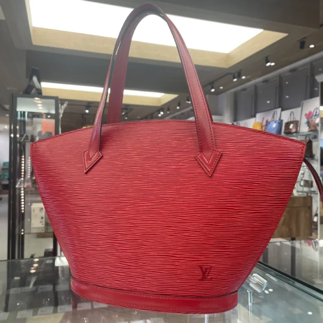 こんにちは😎
かんてい局盛岡店です🧡💛

LOUIS VUITTON ルイヴィトンから、M52267 サンジャックが
店頭に入荷しました🤭❤️

鮮やかなレッドカラーが目を惹くこちらのバッグ💕

シンプルな装いの日でも、このバッグを持つだけでぐっと華やかな印象に。
お出かけはもちろん、特別な日のコーディネートにもおすすめです✨

ぜひ店頭にてご覧ください🙌🏻

皆さまのご来店お待ちしております🙇🏻‍♀️

#かんてい局盛岡店
#M52267
#ルイヴィトン 
#ブランド販売
#ブランド買取
#質預かり
#質屋 
#岩手
#盛岡
#本宮
#皆さまのご来店お待ちしております