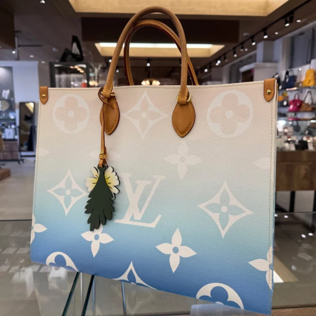 こんにちは‼️
かんてい局盛岡店です🤭

LOUIS VUITTON ルイヴィトンから、
M57639 オンザゴーGM
バイ･ザ･プールLVエスカルが
店頭に入荷しました⸜🙌🏻⸝‍

ブルー･ミスト･クリーム
(ブルー系グラデーション)が、
これからの暑くなる季節にぴったりで
素敵なお品物🌊✨

荷物をたっぷり収納できる大きさで、
お出かけがさらに楽しくなりそう😆

ぜひ店頭にてご覧ください🧡💛

皆さまのご来店お待ちしております🙇🏻‍♀️

#かんてい局盛岡店
#LOUISVUITTON
#ルイヴィトン
# M57639
#オンザゴーGM
#バイ・ザ・プールLVエスカル
#ブランドバッグ
#ブランド販売
#ブランド買取
#質預かり
#質屋
#岩手
#盛岡
#本宮
#皆さまのご来店お待ちしております