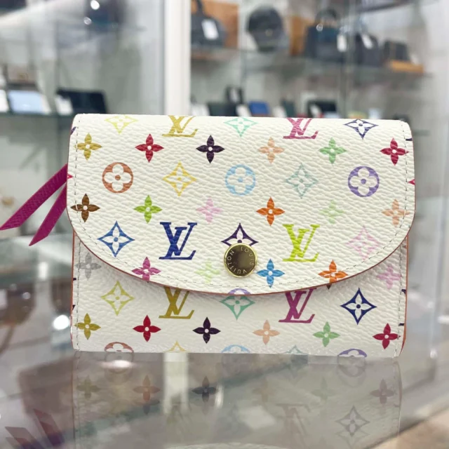 こんにちは︎👍🏻 ̖́-
かんてい局盛岡店です😆

LOUIS VUITTON ルイヴィトンから、
M13399ポルトモネ・ロザリ 村上隆コラボが店頭に入荷しました🩷💙💚

ホワイトをベースに、カラフルなモノグラムが散りばめられたデザインは持っているだけで気分を明るくしてくれそうです😆✨

上品な可愛らしさがありながらも、ルイヴィトンらしい高級感もしっかり感じられるのが魅力。

気になった方はぜひ店頭にてご覧ください⸜🙌🏻⸝‍

そして！かんてい局盛岡店では
6/7(日)と6/8(月)の2日間、
“質屋の日”を開催しております🙆🏻‍♀️

5,000円以上のお買い物の際に
LINEクーポン提示で500円OFF‼️

皆さまのご来店お待ちしております🙇🏻‍♀️

#かんてい局盛岡店
#LOUISVUITTON
#ルイヴィトン 
#ブランド財布
#ブランド販売
#ブランド買取
#質預かり
#質屋
#岩手
#盛岡
#本宮
#皆さまのご来店お待ちしております
