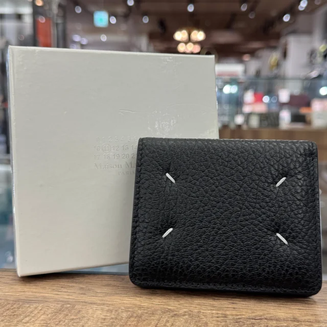 こんにちは︎～👍🏻 ̖́-
かんてい局盛岡店です🙋🏻‍♀️

Maison Margiela メゾンマルジェラから
S56UI0140 4ステッチ 2つ折りウォレットが
店頭に入荷しました🤭

上質なシボ加工されたグレインレザーが
しっとりと手に馴染んで使いやすい
コンパクトウォレット- ̗̀‪‪💡‬ ̖́-

使用感少なめで比較的状態の良いお品物⸜🙌🏻⸝‍
贈り物にもぴったりです🧡💛

ぜひ店頭にてご覧ください😆‼️

皆さまのご来店お待ちしております🙇🏻‍♀️

#かんてい局盛岡店
#MaisonMargiela
#メゾンマルジェラ
#S56UI0140
#4ステッチ
#2つ折りウォレット
#ブランド財布
#ブランド販売
#ブランド買取
#質預かり
#質屋
#岩手
#盛岡
#本宮
#皆さまのご来店お待ちしております