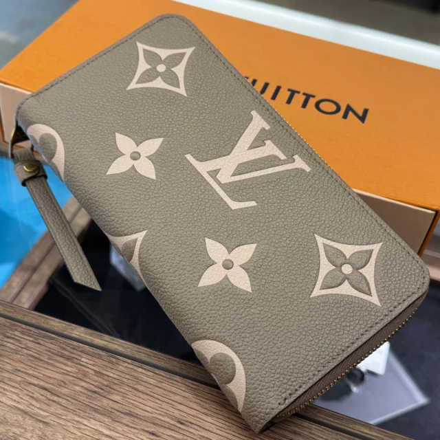 こんにちは🤭
かんてい局盛岡店です‼️

LOUIS VUITTON ルイヴィトンから、
M69794 ジッピーウォレットが
店頭に入荷しました⸜🙌🏻⸝‍

こちら比較的使用感の少ないお品物🧡💛

人気のモノグラム･アンプラントレザー- ̗̀‪‪💡‬ ̖́-
バイカラーがおしゃれで素敵なんです😄

ぜひ店頭にてご覧ください🙏🏻✨

皆さまのご来店お待ちしております🙇🏻‍♀️

#かんてい局盛岡店
#LOUISVUITTON
#ルイヴィトン
#M69794
#ジッピーウォレット
#モノグラムアンプラント
#ブランド財布
#ブランド販売
#ブランド買取
#質預かり
#質屋
#岩手
#盛岡
#本宮
#皆さまのご来店お待ちしております