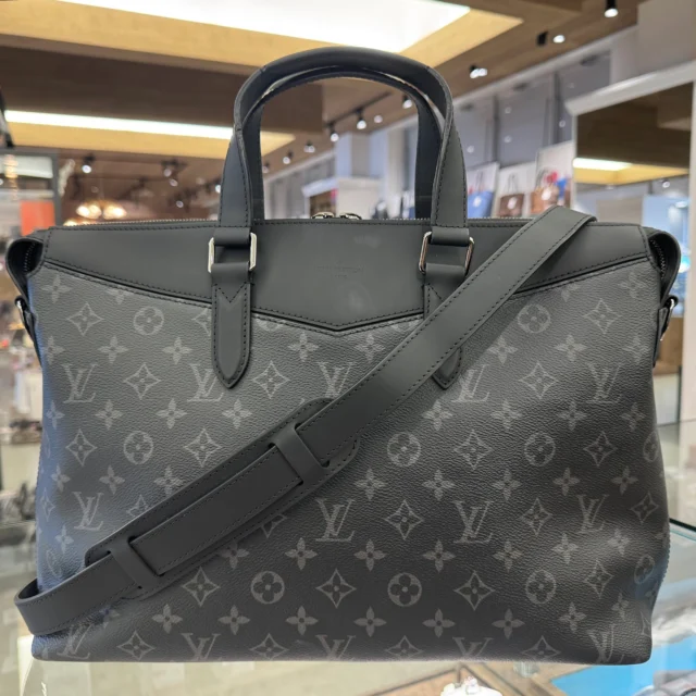 こんにちは🌈
かんてい局盛岡店です‼️

LOUIS VUITTON ルイヴィトンから、
M40566 ブリーフケース･エクスプローラーが
店頭に入荷しました- ̗̀‪‪💡‬ ̖́-

モノグラム･エクリプスキャンバスが
スーツやオフィスカジュアルによく馴染む
素敵なバッグ✨

ショルダーストラップが付属となりますので、
肩掛けや斜め掛けもできてとっても便利なんです🤭

ぜひ店頭にてご覧ください︎👍🏻 ̖́-

今日も暑くなりそうな #盛岡 です😎

水分補給をしっかりして
元気に過ごしましょうね😆♪

皆さまのご来店お待ちしております🙇🏻‍♀️

#かんてい局盛岡店
#LOUISVUITTON
#ルイヴィトン
#M40566
#ブリーフケースエクスプローラー
#モノグラムエクリプスキャンバス
#ビジネスバッグ
#ブランドバッグ
#ブランド販売
#ブランド買取
#質預かり
#質屋
#岩手
#盛岡
#本宮
#皆さまのご来店お待ちしております