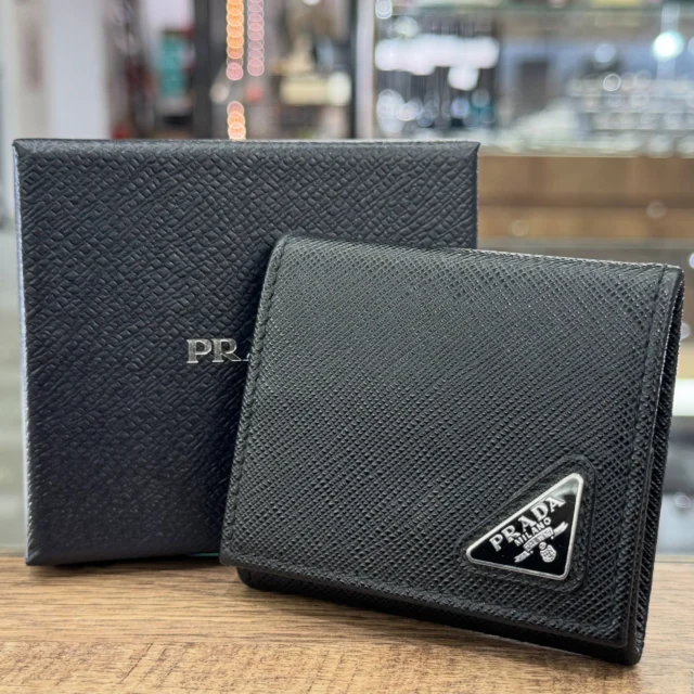 こんにちは!!
かんてい局盛岡店です⁡🥰
⁡
PRADA プラダから、2MM935
サフィアーノ トライアングルコインケースが
店頭に入荷しました🌈
⁡
使用感の感じられない
比較的状態の良いお品物⸜🙌🏻⸝‍
⁡
キズやヨゴレに強いサフィアーノレザーは
長くお使いいただけること間違いなし︎っ👍🏻 ̖́-
⁡
ブランド小物は人気商品となりますので、
気になる方はお早めに✨️

ぜひ店頭にてご覧ください🙏🏻💗
⁡
皆さまのご来店お待ちしております🙇🏻‍♀️

#かんてい局盛岡店
#PRADA
#プラダ 
#コインケース
#皆さまのご来店お待ちしております