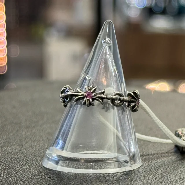 こんにちは‼️
かんてい局盛岡店です🧡💛

CHROME HEARTS クロムハーツから、
TINY E CH PLUS RUBY RING
タイニーE CHプラス ルビーリング
約9号サイズ 重量約2.7gが
店頭に入荷しました- ̗̀‪‪💡‬ ̖́-

細身のクロスモチーフに、
ルビーをあしらった人気のお品物✨

重ね付けもしやすいデザインが素敵ですね🤭

もちろんご試着OK︎👍🏻 ̖́-

人気のクロムハーツのアクセは
早い者勝ちとなりますよ😆

ぜび店頭にてご覧ください🫶🏻

皆さまのご来店お待ちしております🙇🏻‍♀️

#かんてい局盛岡店
#CHROMEHEARTS
#クロムハーツ
#TINY E CH PLUS RUBY RING
#タイニーE CHプラス ルビーリング
#SV925
#ブランドアクセ
#ブランド販売
#ブランド買取
#質預かり
#質屋
#岩手
#盛岡
#本宮
#皆さまのご来店お待ちしております