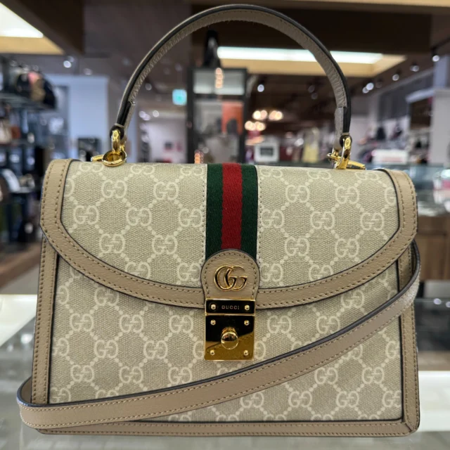 こんにちは‼️
かんてい局盛岡店です🧡💛

GUCCI グッチから、651055
オフィディア
ミディアムトップハンドルバッグが
店頭に入荷しました⸜🙌🏻⸝‍

優しいベージュ系ブラウンカラーに
ゴールドのGGマークが素敵😍

ハンドバッグとしても、
ストラップを付けてショルダーバッグとしても
お使いいただけます✨

比較的使用感少なめで
スタッフおすすめのお品物です︎👍🏻 ̖́-

ぜひ店頭にてご覧ください😆

皆さまのご来店お待ちしております🙇🏻‍♀️

#かんてい局盛岡店
#GUCCI
#グッチ
#651055
#オフィディア
#ミディアムトップハンドルバッグ
#GG柄
#シェリーライン
#ブランドバッグ
#ブランド販売
#ブランド買取
#質預かり
#質屋
#岩手
#盛岡
#本宮
#皆さまのご来店お待ちしております