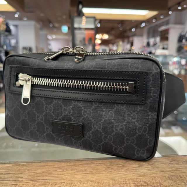 こんにちは🧡💛
かんてい局盛岡店です🙆🏻‍♀️

GUCCI グッチから、474293
GGスプリーム ベルトバッグが
店頭に入荷しました😊

水やヨゴレに強い
GGスプリームキャンバスで
耐久性ばっちり✊🏻 ̖́-‬

コンパクトなサイズ感ですが、
財布やスマホ･鍵などの小物も
しっかりと収納できるんです😄

高級感のあるブラックカラーで、
いつものコーディネートが
ワンランクアップ⤴⤴

ぜひ店頭にてご覧ください🙏🏻✨

皆さまのご来店お待ちしております🙇🏻‍♀️

#かんてい局盛岡店
#GUCCI
#グッチ
#474293
#GGスプリーム
#ベルトバッグ
#ボディバッグ
#ブランドバッグ
#ブランド販売
#ブランド買取
#質預かり
#質屋
#岩手
#盛岡
#本宮
#皆さまのご来店お待ちしております