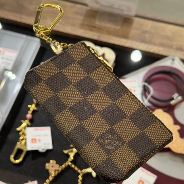 こんにちは😄
かんてい局盛岡店です🙆🏻‍♀️

LOUIS VUITTON ルイヴィトンから、
N62658 ポシェット･クレが
店頭に入荷しました︎👍🏻 ̖́-

小銭入れやキーケース、カードケースなど
色々な使い方ができる万能ケース- ̗̀‪‪💡‬ ̖́-

フックをバッグの持ち手に付けて
持ち運ぶこともできるので、
小物の持ち運びにも便利なんです😆

ぜひ店頭にてご覧ください⸜🙌🏻⸝‍

かんてい局盛岡店は今日も元気に
19時まで営業いたします🤭

皆さまのご来店お待ちしております🙇🏻‍♀️

#かんてい局盛岡店
#LOUISVUITTON
#ルイヴィトン
#N62658
#ポシェットクレ
#ダミエエベヌキャンバス
#ブランド小物
#ブランド販売
#ブランド買取
#質預かり
#質屋
#岩手
#盛岡
#本宮
#皆さまのご来店お待ちしております