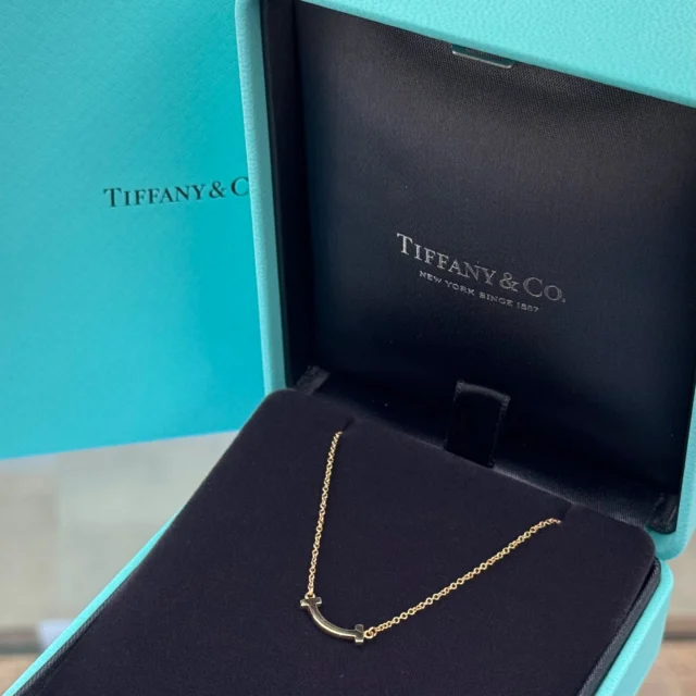 こんにちは✋🏻
かんてい局盛岡店です😆

TIFFANY＆Co. ティファニーから、
Tスマイルペンダント ミニ 750RG
重量約2.2gが店頭に入荷しました🙋🏻‍♀️

肌馴染みの良いローズゴールド😊

主張しすぎない “ミニ”サイズは、
幅広い年代の女性に人気なんです✨

比較的使用感少なめの
スタッフおすすめジュエリーです︎👍🏻 ̖́-

ぜひ店頭にてご覧ください🧡💛

皆さまのご来店お待ちしております🙇🏻‍♀️

#かんてい局盛岡店
#TIFFANY＆Co.
#ティファニー
#Tスマイルペンダントミニ
#750RG
#ローズゴールド
#金
#ブランドジュエリー
#ブランド販売
#ブランド買取
#質預かり
#質屋
#岩手
#盛岡
#本宮
#皆さまのご来店お待ちしております