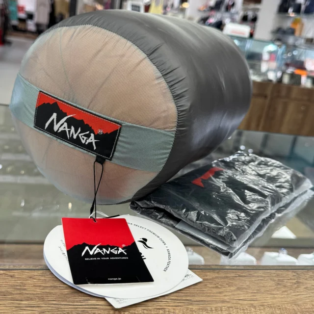 こんにちは‼️
かんてい局盛岡店です🎵

NANGA ナンガから、
AURORA light 750DX
オーロラライト レギュラーサイズが
店頭に入荷しました😆

ほぼ使用感の感じられない
状態の良いお品物⸜🙌🏻⸝‍

冬の本格的な寒さや、
寒冷地でのキャンプや登山に最適な
最高峰の防水透湿性を持つ
高品質なダウンシュラフは、
防災用にもおすすめですよ😊

ぜひ店頭にてご覧ください🙏🏻✨

皆さまのご来店お待ちしております🙇🏻‍♀️

#かんてい局盛岡店
#NANGA
#ナンガ
#AURORAlight750DX 
#オーロラライト
#レギュラーサイズ
#シュラフ
#アウトドア
#キャンプ
#ブランド販売
#ブランド買取
#質預かり
#質屋
#岩手
#盛岡
#本宮
#皆さまのご来店お待ちしております