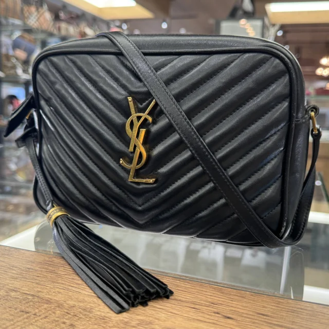 こんにちは😄
かんてい局盛岡店です✋🏻

SAINT LAURENT サンローランから、
ルー カメラバッグが入荷しました🤭

YSLのメタルロゴと、ふっくらとした
シェブロンキルティングステッチが
上品で素敵🫶🏻

大きめのタッセルが目を惹く
おすすめバッグです🧡💛

ぜひ店頭にてご覧ください🙏🏻✨

皆さまのご来店お待ちしております🙇🏻‍♀️

#かんてい局盛岡店
#SAINTLAURENT
#サンローラン
#ルーカメラバッグ
#YSL
#ショルダーバッグ
#ブランドバッグ
#ブランド販売
#ブランド買取
#質預かり
#質屋
#岩手
#盛岡
#本宮
#皆さまのご来店お待ちしております