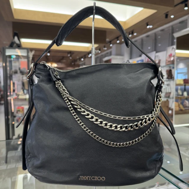 こんにちは‼️
かんてい局盛岡店です😍

JIMMY CHOO ジミーチュウから、
ショルダーバッグが店頭に入荷しました⸜🙌🏻⸝‍

スタースタッズが有名なジミーチュウですが、
こちらのバッグはコーディネートに馴染みやすい
ブラックカラー✖シルバーロゴの
シンプルなデザイン🙆🏻‍♀️

太さの異なる3連のチェーンが
印象的ですね🧡💛

ぜひ店頭にてご覧ください🤭

かんてい局盛岡店は今日も
10:00～19:00まで元気に営業中です︎👍🏻 ̖́-

皆さまのご来店お待ちしております🙇🏻‍♀️

#かんてい局盛岡店
#JIMMYCHOO
#ジミーチュウ
#ショルダーバッグ
#チェーンバッグ
#ブランドバッグ
#ブランド販売
#ブランド買取
#質預かり
#質屋
#岩手
#盛岡
#本宮
#皆さまのご来店お待ちしております