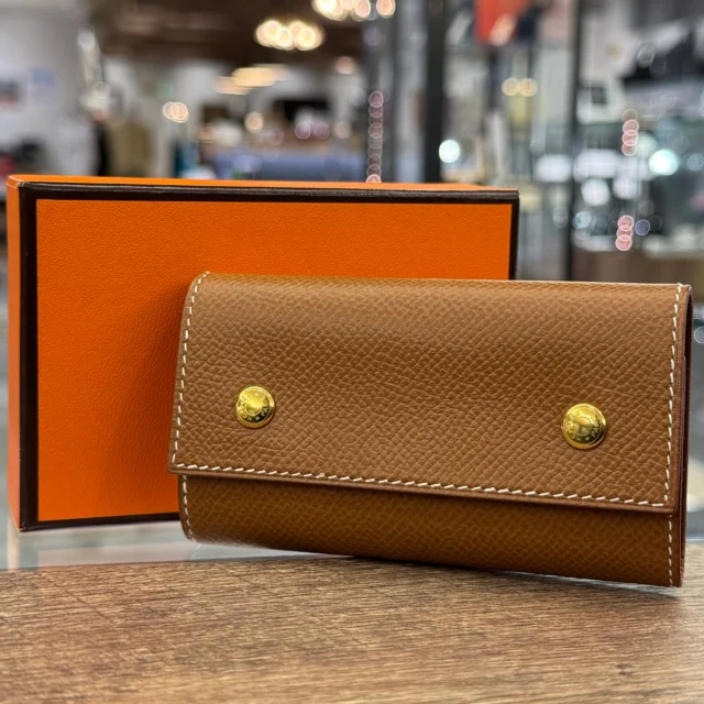 こんにちは🎉
かんてい局盛岡店です!!

HERMES エルメスから、
セリエ エテュイクレ6
ヴォーエプソン ゴールド(ブラウン系) 
〇Z刻印(1996年製造) が入荷しました😊

人気カラーの6連キーケース⸜🙌🏻⸝‍

メンズでもレディースでもOKな
シンプルなデザインですが、
エルメスの刻印が入ったセリエボタンで
さりげなくブランド感をアピール🧡💛

飽きが来にくく、
長くお使いいただけること
間違いなしのお品物です😆✨️

ぜひ店頭にてご覧ください🤭🎶

皆さまのご来店お待ちしております🙇🏻‍♀️

#かんてい局盛岡店
#HERMES
#エルメス
#エテュイクレ6
#ヴォーエプソン
#ゴールド
#〇Z刻印
#ブランド販売
#ブランド買取
#質預かり
#質屋
#岩手
#盛岡
#本宮
#皆さまのご来店お待ちしております