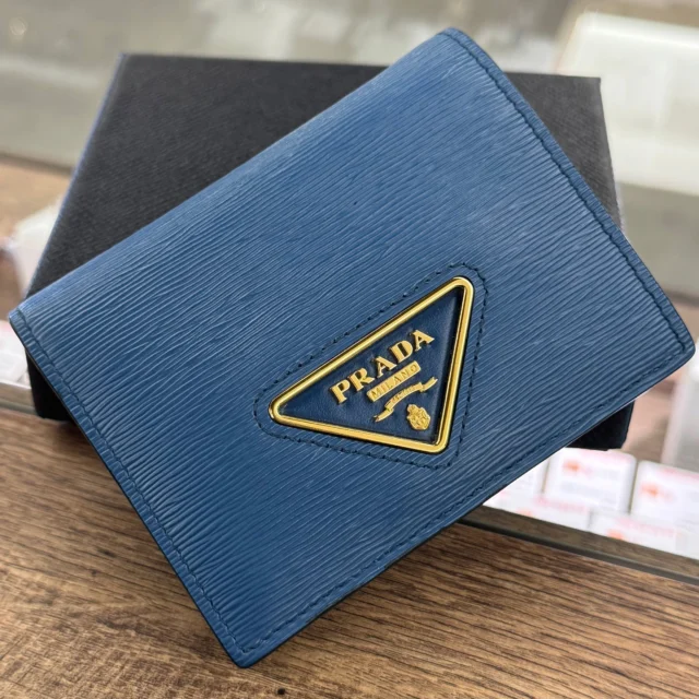 こんにちは︎👍🏻 ̖́-
かんてい局盛岡店です😄

PRADA プラダから、1MV204
2つ折り財布が店頭に入荷しました🙋🏻‍♀️

パッと目を惹くブルーカラー✖メタルロゴが
上品でとっても素敵⸜🙌🏻⸝‍

コンパクトなサイズ感で
スマートに持ち運びができる、
スタッフおすすめのお品物です😆

ぜひ店頭にてご覧ください🧡💛

皆さまのご来店お待ちしております🙇🏻‍♀️

#かんてい局盛岡店
#PRADA
#プラダ
#1MV204
#2つ折り財布
#ブランド財布
#ブランド販売
#ブランド買取
#質預かり
#質屋
#岩手
#盛岡
#本宮
#皆さまのご来店お待ちしております