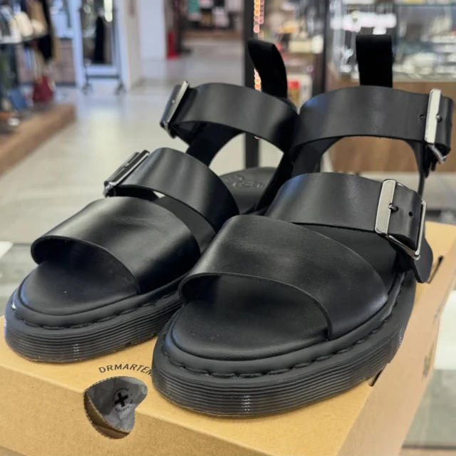 ⁡こんにちは😍
かんてい局盛岡店です‼️
⁡
Dr.Martensドクターマーチンから、
15695001 GRYPHON グリフォン 
サイズ表記UK6(日本サイズ約25.0cm程度)が
店頭に入荷しました︎👍🏻 ̖́-
⁡
夏の必需品のサンダル🌞
⁡
ドクターマーチンといえば
イエローステッチが有名ですが、
こちらのモデルは
ステッチもソールも黒で統一😎
⁡
どんなコーディネートにも合わせやすい
万能サンダルなんです⸜🙌🏻⸝‍
⁡
もちろんご試着OK🧡💛
気になる方はお気軽にお声がけください🙃

皆さまのご来店お待ちしております🙇🏻‍♀️

#かんてい局盛岡店
#Dr.Martens
#ドクターマーチン
#15695001
#GRYPHON
#グリフォン
#UK6
#約25.0cm
#ブランドアパレル
#ブランド販売
#ブランド買取
#質預かり
#質屋
#岩手
#盛岡
#本宮
#皆さまのご来店お待ちしております
