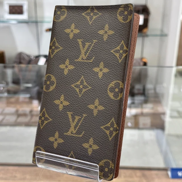 こんにちは🙋🏻‍♀️
かんてい局盛岡店です✨

LOUIS VUITTON ルイヴィトンから、M61823
ポルト バルール・カルト クレディが
店頭に入荷しました🧡💛

小銭入れを省いた、カードと紙幣を
スマートに持ち運びができる長財布- ̗̀‪‪💡‬ ̖́-

スーツのポケットにもスッと収まる
おすすめウォレットです🤭

ぜひ店頭にてご覧ください🙏🏻

今日7/7(火)と明日7/8(水)の2日間は
かんてい局盛岡店恒例『質屋の日』😄

店内商品を￥5,000以上のお買い物の際、
LINEのお友だちに配信中のクーポン提示で
￥500OFFさせていただきます👍🏻 ̖́-

この機会をお見逃しなく😊

皆さまのご来店お待ちしております🙇🏻‍♀️

#かんてい局盛岡店
#LOUISVUITTON
#ルイヴィトン
#M61823
#ポルトバルールカルトクレディ
#モノグラム
#ブランド財布
#ブランド販売
#ブランド買取
#質預かり
#質屋
#岩手
#盛岡
#本宮
#皆さまのご来店お待ちしております