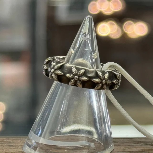 こんにちは🧡💛
かんてい局盛岡店です- ̗̀‪‪💡‬ ̖́-

CHROME HEARTS クロムハーツから、
STAR BAND RING スターバンドリング
約3号サイズ 約10.0gが入荷しました⸜🙌🏻⸝‍

クロムハーツを代表するモチーフの1つ、
スターを贅沢に連ねた大人気のリング⭐

どの角度から見ても
美しいシルエットなんです🫶🏻

店頭ではもちろんご試着OK😆!!

気になる方はおお気軽に
スタッフへお声がけください🙏🏻✨

皆さまのご来店お待ちしております🙇🏻‍♀️

#かんてい局盛岡店
#CHROMEHEARTS
#クロムハーツ
#STARBANDRING
#スターバンドリング
#SV925
#ブランドアクセ
#ブランド販売
#ブランド買取
#質預かり
#質屋
#岩手
#盛岡
#本宮
#皆さまのご来店お待ちしております