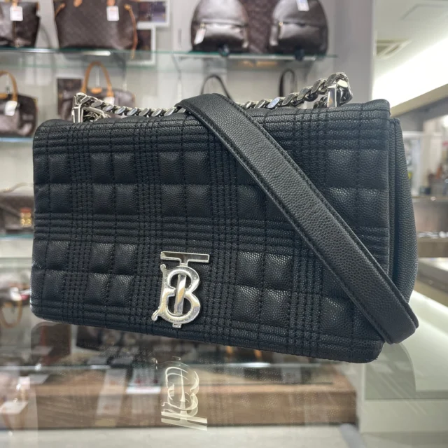 こんにちは😄
かんてい局盛岡店です✋🏻

BURBERRYバーバリーから
ローラチェーンショルダーバッグが入荷しました🖤

立体感のあるキルティングデザインが目を惹くバーバリーらしい気品あふれるアイテムです😊

ぜひ店頭にてご覧ください🙏🏻✨

皆さまのご来店お待ちしております🙇🏻‍♀️

#かんてい局盛岡店
#burberry 
#ロールチェーンショルダーバッグ
#ショルダーバッグ
#ブランドバッグ
#ブランド販売
#ブランド買取
#質預かり
#質屋
#岩手
#盛岡
#本宮
#皆さまのご来店お待ちしております