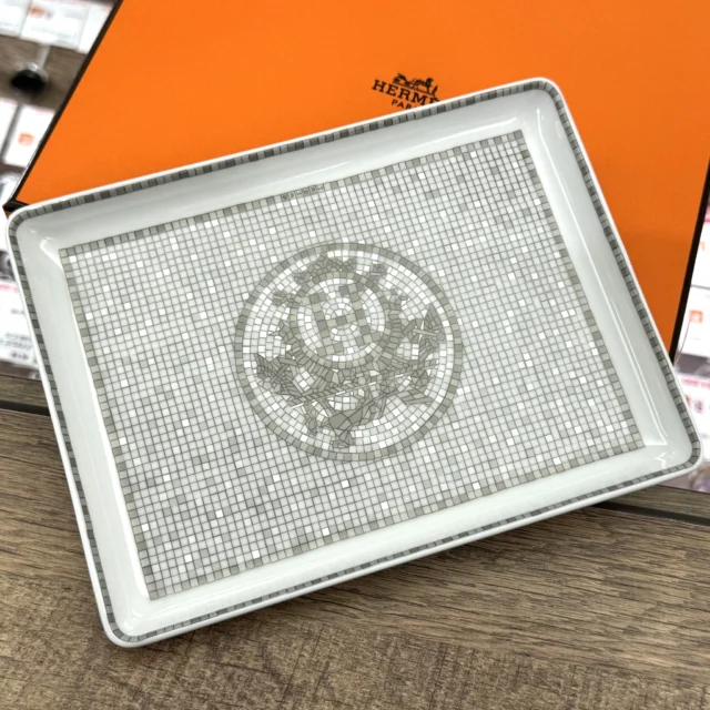 こんにちは- ̗̀ 💡 ̖́-
かんてい局盛岡店です🙋🏻‍♀️

HERMES エルメスから、P035089P
トレー〈モザイク24〉プラチナPMが
店頭に入荷しました⸜🙌🏻⸝‍

エルメス本店の床を彩る、
アール･デコ様式のモザイク装飾から
着想を得てデザインされた、
幾何学模様の美しいプレート🤭

食卓をパッと華やかにしてくれそう🍴

アクセサリーや鍵を置くトレーとしても、
インテリアとしてお部屋に飾っておいても
素敵ですね︎👍🏻 ̖́-

ぜひ店頭にてご覧ください😆

皆さまのご来店お待ちしております🙇🏻‍♀️

#かんてい局盛岡店
#HERMES
#エルメス
#P035089P
#トレーモザイク24プラチナPM
#ポーセリン
#磁器
#ブランド食器
#ブランド販売
#ブランド買取
#質預かり
#質屋
#岩手
#盛岡
#本宮
#皆さまのご来店お待ちしております