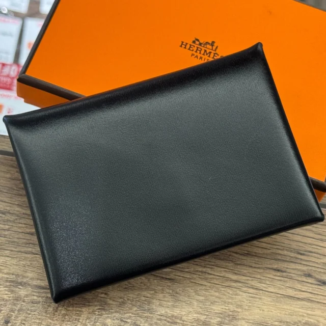 こんにちは⤴⤴
かんてい局盛岡店です🧡💛

HERMES エルメスから、
カルヴィデュオ W刻印(2024年製造)が
店頭に入荷しました👌🏻

人気のコインケース付きカードケース😆🎶

ツヤのあるブラックカラーが
高級感たっぷりで素敵なお品物👍🏻 ̖́-

ミニバッグやポケットにも
しっかり収まるサイズ感が、
キャッシュレス派の方におすすめです😄

ぜひ店頭にてご覧ください🙏🏻✨

皆さまのご来店お待ちしております🙇🏻‍♀️

#かんてい局盛岡店
#HERMES
#エルメス
#カルヴィデュオ
#W刻印
#カードケース
#ミニウォレット
#ブランド小物
#ブランド販売
#ブランド買取
#質預かり
#質屋
#岩手
#盛岡
#本宮
#皆さまのご来店お待ちしております