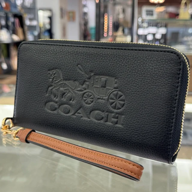こんにちは🙋🏻‍♀️
かんてい局盛岡店です‼️
 
COACH コーチから、C3548
ホースアンドキャリッジ エンボスドレザー
ロングジップアラウンドウォレットが
店頭に入荷しました🤭

ホースアンドキャリッジ(馬車)が
パッと目を惹くお品物👀

内側の落ち着いたカラーも素敵なんです😍

取り外し可能なストラップで、
手首に掛けての持ち運びが可能⸜🙌🏻⸝‍

スタッフおすすめウォレットです👌🏻

ぜひ店頭にてご覧ください🧡💛

皆さまのご来店お待ちしております🙇🏻‍♀️

#かんてい局盛岡店
#COACH
#コーチ
#C3548
#ホースアンドキャリッジ
#エンボスドレザー
#ロングジップアラウンドウォレット
#長財布
#ブランド販売
#ブランド買取
#質預かり
#質屋
#岩手
#盛岡
#本宮
#皆さまのご来店お待ちしております