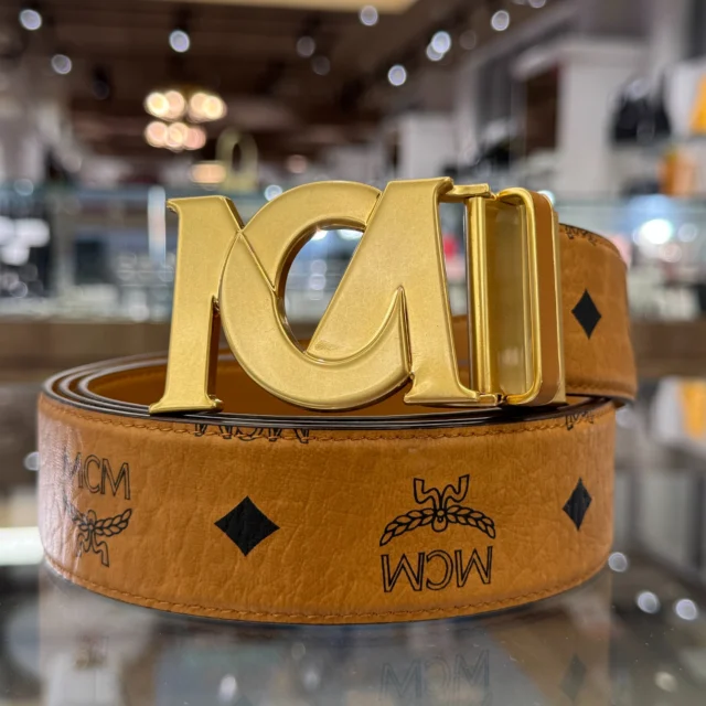 こんにちは😄
かんてい局盛岡店です🧡💛

MCM エムシーエムから、MXBEAUM01CO001
M-Art リバーシブルベルト 1.5 ヴィセトスが
店頭に入荷しました👍🏻 ̖́-

ほぼ使用感の感じられない
状態の良いお品物🤭

立体的なMCMモチーフの
Mバックルが印象的😆！

夏コーディネートのアクセントに
おすすめなカッコいいベルトです👌🏻✨

ぜひ店頭にてご覧ください🙏🏻

皆さまのご来店お待ちしております🙇🏻‍♀️

#かんてい局盛岡店
#MCM
#エムシーエム
#MXBEAUM01CO001
#M-Artリバーシブルベルト1.5ヴィセトス
#メンズベルト
#ブランドアパレル
#ブランド販売
#ブランド買取
#質預かり
#質屋
#岩手
#盛岡
#本宮
#皆さまのご来店お待ちしております
