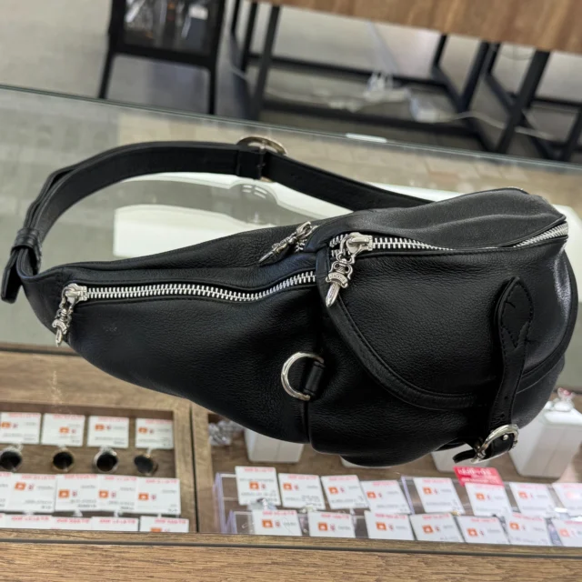 こんにちは‼️
かんてい局盛岡店です🙋🏻‍♀️

CHROME HEARTS クロムハーツから、
2232-304-7200-090
SNAT PACK スナットパックが
店頭に入荷しました😄✨

ダガー(短剣)のジッパーや、
ガンスリンガー(バックル)が
めちゃくちゃカッコいいボディバッグ😍

クロムハーツのバッグは
大人気商品となりますので、
気になる方はお早めに〰️👍🏻 ̖́-

ぜひ店頭にてご覧ください🧡💛

皆さまのご来店お待ちしております🙇🏻‍♀️

#かんてい局盛岡店
#CHROMEHEARTS
#クロムハーツ
#2232-304-7200-090
#SNATPACK
#スナットパック
#ブランドバッグ
#ブランド販売
#ブランド買取
#質預かり
#質屋
#岩手
#盛岡
#本宮
#皆さまのご来店お待ちしております