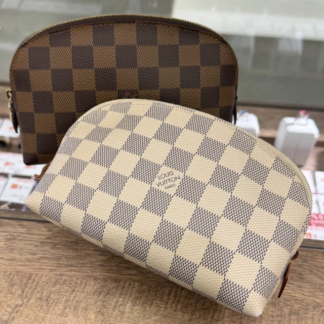 こんにちは🙋🏻‍♀️
かんてい局盛岡店です‼️

LOUIS VUITTON ルイヴィトンから、
ポシェット･コスメティックPMが
店頭に入荷しております🧡💛

爽やかなホワイトカラーの
ダミエ･アズール、
高級感たっぷりなブラウンカラーの
ダミエ･エベヌ- ̗̀‪‪💡‬ ̖́-

どちらがお好みでしょうか🫶🏻✨

ぜひ店頭にてご覧ください🤭

皆さまのご来店お待ちしております🙇🏻‍♀️

#かんてい局盛岡店
#LOUISVUITTON
#ルイヴィトン
#N47516
#N60024
#ポシェットコスメティックPM
#ポーチ
#小物入れ
#ブランド小物
#ブランド販売
#ブランド買取
#質預かり
#質屋
#岩手
#盛岡
#本宮
#皆さまのご来店お待ちしております