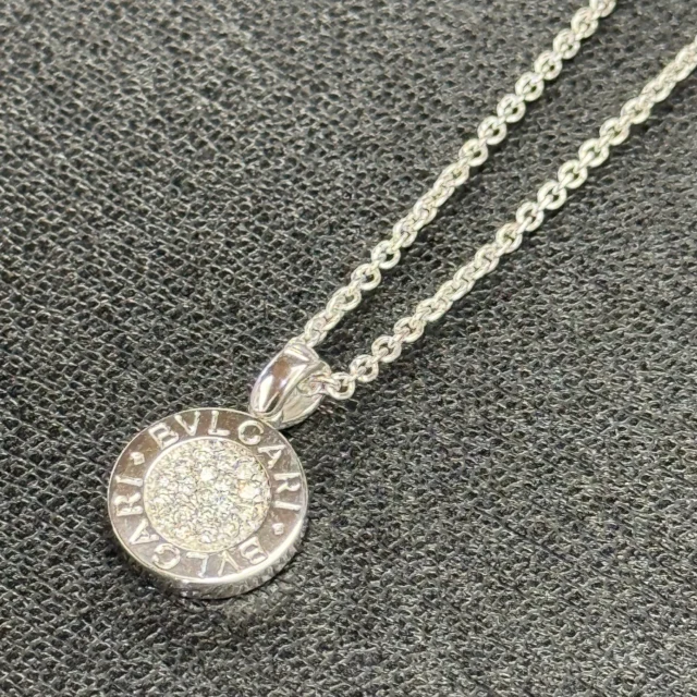 こんにちは〰
かんてい局盛岡店です😄

新品仕上げ済✨
BVLGARI ブルガリから、
AU750 ダイヤネックレスが
店頭に入荷しました🤭

チェーンの長さは約40cm- ̗̀‪‪💡‬ ̖́-

存在感たっぷりの
ダイヤ入りトップが素敵🫶🏻

特別な日に身に着けたいお品物です😍

もちろんご試着OK👍🏻 ̖́-

気になる方はお気軽に
スタッフへお声がけください🧡💛

皆さまのご来店お待ちしております🙇🏻‍♀️

#かんてい局盛岡店
#BVLGARI
#ブルガリ
#ダイヤネックレス
#AU750
#ホワイトゴールド
#ブランドジュエリー
#ブランド販売
#ブランド買取
#質預かり
#質屋
#岩手
#盛岡
#本宮
#皆さまのご来店お待ちしております
