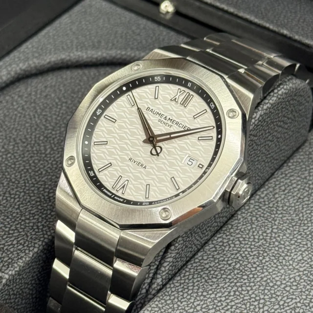 こんにちは！！
かんてい局盛岡店です😄

BAUME&MERCIER ボーム＆メルシエから、
M0A10829 Riviera
リビエラ オートマチック 42mmが
店頭に入荷しました✋🏻

爽やかな印象のホワイトダイヤルが
夏にぴったりの1本🌊✨

12角形のベゼルが素敵ですね⸜🙌🏻⸝‍

もちろんご試着OK🙆🏻‍♀️
気になる方はお気軽に
スタッフへお声がけください😆！

8/16(日)まで買取10％UP開催中⤴⤴

皆さまのご来店お待ちしております🙇🏻‍♀️

#かんてい局盛岡店
#BAUME&MERCIER
#ボーム＆メルシエ
#リビエラ
#皆さまのご来店お待ちしております