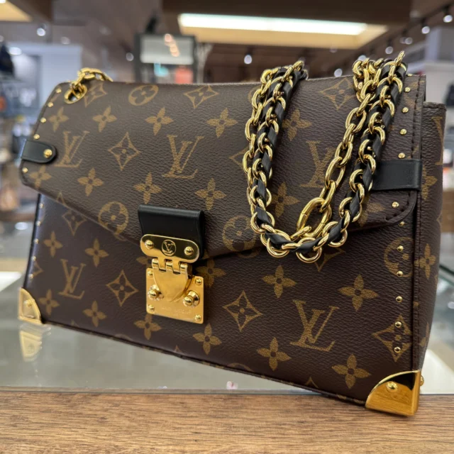 こんにちは✋🏻
かんてい局盛岡店です✨

LOUIS VUITTON ルイヴィトンから、
M14526 トランキーが入荷しました‼️

トランキーは、ハードトランク(旅行箱)から
着想を得たデザインが印象的🤭

使用感少なめで比較的綺麗な状態となります⸜🙌🏻⸝‍

肩掛けでも斜め掛けでもお使いいただける
おしゃれなチェーンバッグですよ👍🏻 ̖́-

ぜひ店頭にてご覧ください🧡💛

皆さまのご来店お待ちしております🙇🏻‍♀️

#かんてい局盛岡店
#LOUISVUITTON
#ルイヴィトン
#M14526
#トランキー
#チェーンバッグ
#ブランド販売
#ブランド買取
#質預かり
#質屋
#岩手
#盛岡
#本宮
#皆さまのご来店お待ちしております