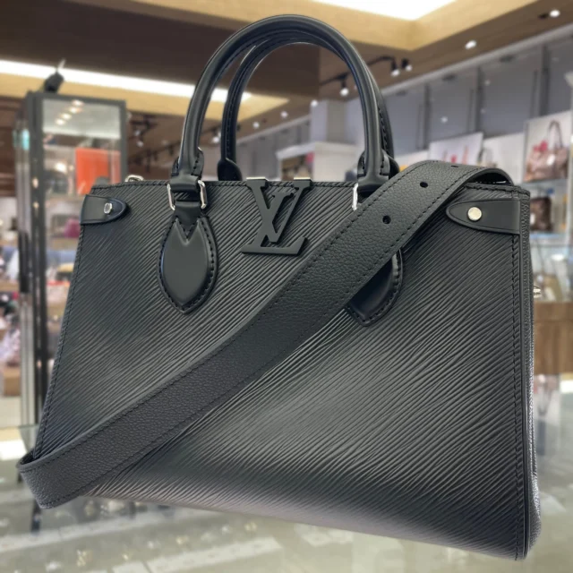 こんにちは✋🏻
かんてい局盛岡店です🙇🏻‍♀️

LOUIS VUITTON ルイヴィトンから、
M57680 グルネル・トートPM が入荷しました✨

ブラックのエピレザーが上品で高級感たっぷり🖤🖤

ショルダーストラップ付きなので、
ハンドバッグとしても、ストラップを付けてショルダーバッグとしても
お使いいただけます✨

ぜひ店頭にてご覧ください☺️
皆さまのご来店お待ちしております🙇🏻‍♀️

#かんてい局盛岡店
#LOUISVUITTON
#ルイヴィトン
#m57680
#ブランド販売
#ブランド買取
#質預かり
#質屋
#岩手
#盛岡
#本宮
#皆さまのご来店お待ちしております