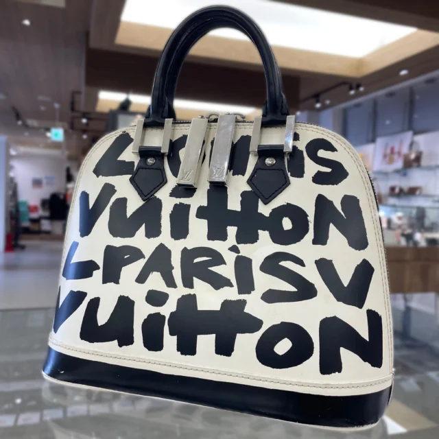 こんにちは✋🏻
かんてい局盛岡店です🙇🏻‍♀️

LOUIS VUITTON ルイヴィトンから、
M92179 モノグラム・グラフィティ アルマMM が入荷しました🖤🤍

スティーブン・スプラウスとマーク・ジェイコブスのコラボによる、
落書き風のプリントが特徴のこちらのお品物✨

人と被りにくい、個性的なアイテムを探していた方にぴったりです👌🏻

ぜひ店頭にてご覧ください☺️
皆さまのご来店お待ちしております🙇🏻‍♀️

#かんてい局盛岡店
#LOUISVUITTON
#ルイヴィトン
#m92179
#ブランド販売
#ブランド買取
#質預かり
#質屋
#岩手
#盛岡
#本宮
#皆さまのご来店お待ちしております