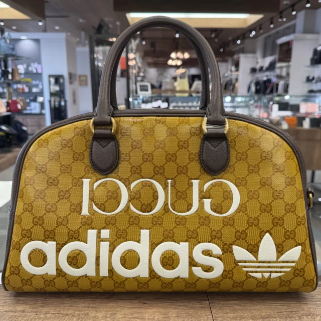 こんにちは～✋🏻
かんてい局盛岡店です🤭

GUCCI×adidas グッチ×アディダスから、
702400 ミディアム ダッフルバッグが
店頭に入荷しました👍🏻 ̖́-

GUCCIのGGキャンバスに、
adidasの象徴である “トレフォイル(三つ葉)” と
ロゴが大胆にプリントされたバッグ🥳✨

シンプルコーデに映える
おしゃれなバッグです😆！

ぜひ店頭にてご覧ください🧡💛

皆さまのご来店お待ちしております🙇🏻‍♀️

#かんてい局盛岡店
#GUCCI×adidas
#グッチ×アディダス
#702400
#ミディアムダッフルバッグ
#ボストンバッグ
#GG柄
#ブランドバッグ
#ブランド販売
#ブランド買取
#質預かり
#質屋
#岩手
#盛岡
#本宮
#皆さまのご来店お待ちしております