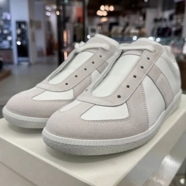 こんにちは✨
かんてい局盛岡店です👏🏻

Maison Margiela メゾンマルジェラ
S57WS0236/P1897
REPLICA レプリカ ローカットスニーカー
サイズ表記42(約27.0cm程度) が
店頭に入荷しました😆！

ほぼ使用感の感じられない
状態の良いお品物☺️

カーフレザー✖スエードが優しい印象💁🏻‍♀️
スタッフおすすめシューズです⸜🙌🏻⸝‍

もちろんご試着OK👍🏻 ̖́-

気になる方はお気軽に
スタッフへお声がけください🧡💛

皆さまのご来店お待ちしております🙇🏻‍♀️

#かんてい局盛岡店
#MaisonMargiela
#メゾンマルジェラ
#S57WS0236/P1897
#REPLICA
#レプリカ
#ローカットスニーカー
#ブランドアパレル
#ブランド販売
#ブランド買取
#質預かり
#質屋
#岩手
#盛岡
#本宮
#皆さまのご来店お待ちしております