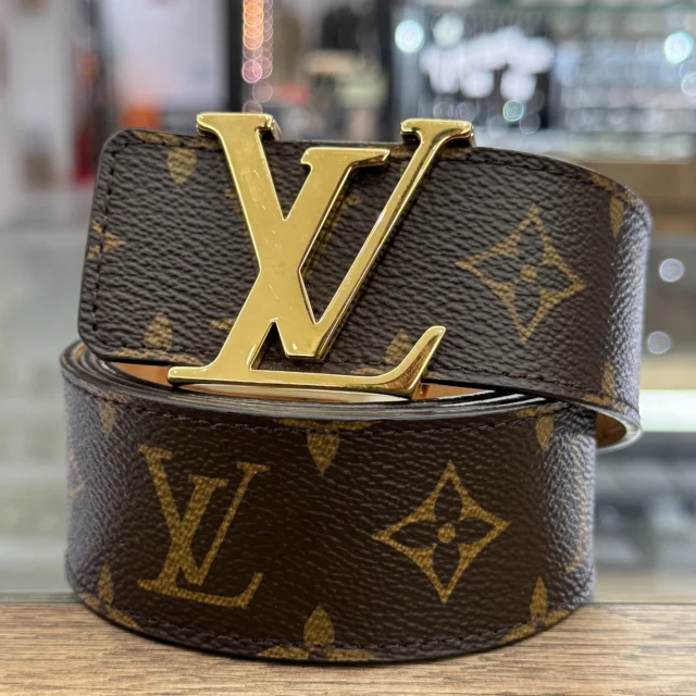 こんにちは🧡💛
かんてい局盛岡店です‼️

LOUIS VUITTON ルイヴィトンから、
M9608 サンチュール･LVイニシアル 40MMが
店頭に入荷しました😆！

モノグラム･キャンバスに
大きめのLVバックルが印象的👍🏻 ̖́-

高級感たっぷりで素敵なお品物です😄

ぜひ店頭にてご覧ください🙏🏻✨

今日は雨の1日になりそう☔
お出かけの際には足元お気を付けくださいね✋🏻

皆さまのご来店お待ちしております🙇🏻‍♀️

#かんてい局盛岡店
#LOUISVUITTON
#ルイヴィトン
#M9608
#サンチュールLVイニシアル40MM
#90/36
#ブランド小物
#ブランド販売
#ブランド買取
#質預かり
#質屋
#岩手
#盛岡
#本宮
#皆さまのご来店お待ちしております