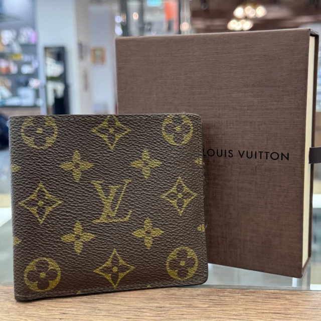 こんにちは🙋🏻‍♀️
かんてい局盛岡店です✋🏻

LOUIS VUITTON ルイヴィトンから、
M60879 ポルト ビエ カルト クレディが
店頭に入荷しました🧡💛

ポケットにも収まりやすい
コンパクトサイズが魅力的なこちら💁🏻‍♀️

小銭入れのないタイプで
スマートなデザインが人気✨

キャッシュレス派の方におすすめの
ウォレットです👍🏻 ̖́-

ぜひ店頭にてご覧ください😆！

皆さまのご来店お待ちしております🙇🏻‍♀️

#かんてい局盛岡店
#LOUISVUITTON
#ルイヴィトン
#M60879
#ポルトビエカルトクレディ
#2つ折り財布
#ブランド財布
#ブランド販売
#ブランド買取
#質預かり
#質屋
#岩手
#盛岡
#本宮
#皆さまのご来店お待ちしております