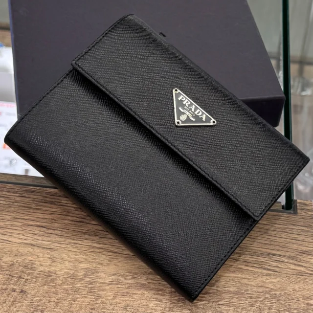 こんにちは🙋🏻‍♀️
かんてい局盛岡店です😆！

PRADA プラダから、M170A
サフィアーノ コンパクトウォレットが
店頭に入荷しました👏🏻

コンパクトですが、中身はたっぷり収納可能🤭✨

キズやヨゴレに強い型押し加工が施された
サフィアーノレザーは、長くお使いいただけること
間違いなし👍🏻 ̖́-

ぜひ店頭にてご覧ください🧡💛

皆さまのご来店お待ちしております🙇🏻‍♀️

#かんてい局盛岡店
#LOUISVUITTON
#ルイヴィトン
#M60879
#ポルトビエカルトクレディ
#2つ折り財布
#ブランド財布
#ブランド販売
#ブランド買取
#質預かり
#質屋
#岩手
#盛岡
#本宮
#皆さまのご来店お待ちしております
