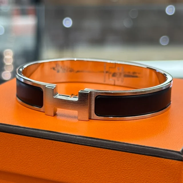 こんにちは🙋🏻‍♀️
かんてい局盛岡店です👍🏻 ̖́-

HERMES エルメスから、
エナメルブレスレット《クリックHH》が
店頭に入荷しました😆！

比較的使用感少なめなお品物👏🏻

エルメスの「H」がパッと目を惹く、
素敵なお品物なんです💁🏻‍♀️

もちろんご試着OK🧡💛

気になる方はお気軽に
スタッフへお声がけください🤭

皆さまのご来店お待ちしております🙇🏻‍♀️

#かんてい局盛岡店
#HERMES
#エルメス
#エナメルブレスレット
#クリックHH
#バングル
#ブランドアクセ
#ブランド販売
#ブランド買取
#質預かり
#質屋
#岩手
#盛岡
#本宮
#皆さまのご来店お待ちしております