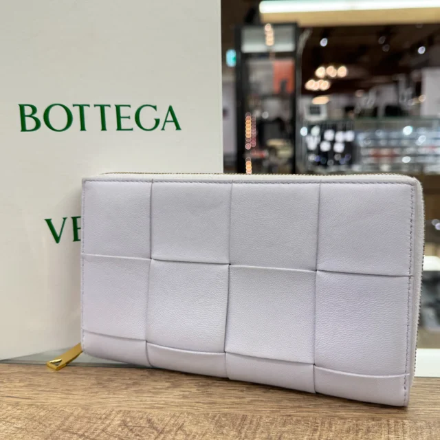 こんにちは‼️
かんてい局盛岡店です💁🏻‍♀️

BOTTEGA VENETA ボッテガヴェネタから、
カセット ラウンドファスナーロングウォレット
店頭に入荷しました⸜🙌🏻⸝‍

淡いパープルカラーが素敵😍

幅の広いレザーを編み込んだ
『カセット』シリーズは
人気の商品となっております💮

気になる方はお早めに～👍🏻 ̖́-
ぜひ店頭にてご覧ください🙏🏻✨

シルバーウィーク最終日- ̗̀‪‪💡‬ ̖́-

かんてい局盛岡店は今日も元気に
19時まで営業いたします😆！

皆さまのご来店お待ちしております🙇🏻‍♀️

#かんてい局盛岡店
#BOTTEGAVENETA
#ボッテガヴェネタ
#カセット
#ラウンドファスナー
#ロングウォレット
#ブランド財布
#ブランド販売
#ブランド買取
#質預かり
#質屋
#岩手
#盛岡
#本宮
#皆さまのご来店お待ちしております