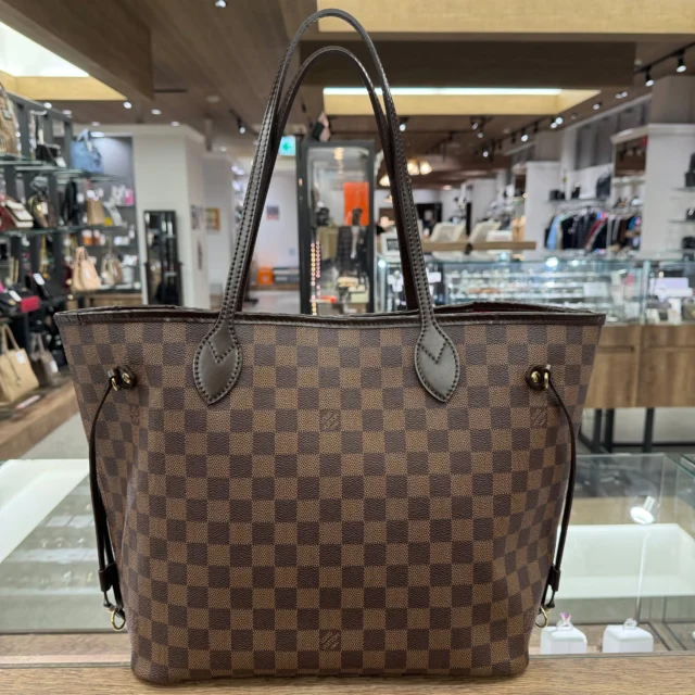 こんにちは😆！
かんてい局盛岡店です🎵

LOUIS VUITTON ルイヴィトンから、
N51105 ネヴァーフルMMが
店頭に入荷しました⸜🙌🏻⸝‍

ネヴァーフルは、
Never Full (荷物でいっぱいにならない) という意味で
収納力が抜群で軽量なのが魅力的🤭

お仕事でもプライベートでも活躍してくれる
スタッフおすすめバッグです👍🏻 ̖́-

ぜひ店頭にてご覧ください🧡💛

皆さまのご来店お待ちしております🙇🏻‍♀️

#かんてい局盛岡店
#LOUISVUITTON
#ルイヴィトン
#N51105
#ネヴァーフルMM
#ダミエエベヌ
#ブランドバッグ
#ブランド販売
#ブランド買取
#質預かり
#質屋
#岩手
#盛岡
#本宮
#皆さまのご来店お待ちしております