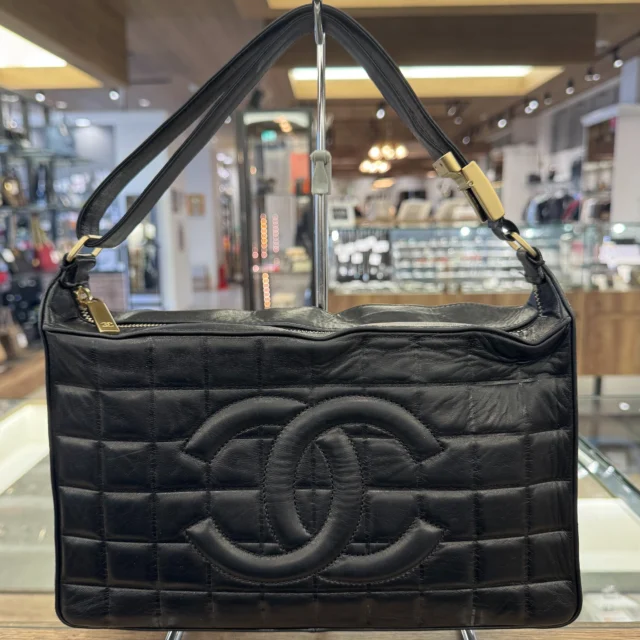 こんにちは👍🏻 ̖́-
かんてい局盛岡店です🤭

CHANEL シャネルから、A17365
チョコバー セミショルダーバッグが
店頭に入荷しました💁🏻‍♀️

こちらは四角いブロック状の格子柄が特徴の
“チョコバー”ラインのお品物😆！

大きめなココマークがパッと目を惹く
おすすめバッグです🫶🏻

ぜひ店頭にてご覧くださいね🧡💛

皆さまのご来店お待ちしております🙇🏻‍♀️

#かんてい局盛岡店
#CHANEL
#シャネル
#A17365
#チョコバー
#セミショルダーバッグ
#ブランドバッグ
#ブランド販売
#ブランド買取
#質預かり
#質屋
#岩手
#盛岡
#本宮
#皆さまのご来店お待ちしております