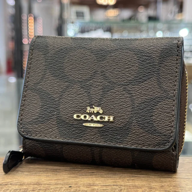こんにちは⸜🙌🏻⸝‍
かんてい局盛岡店です🤭

COACH コーチから、F41302
シグネチャー 3つ折り財布が
店頭に入荷しました😆！

ミニバッグやポケットにも
すっぽり収まる大きさ🙆🏻‍♀️

パッと見てCOACHと分かる
定番のシグネチャーは人気商品👍🏻 ̖́-

気になる方はお早めに🧡💛

ぜひ店頭にてご覧ください🫶🏻

皆さまのご来店お待ちしております🙇🏻‍♀️

#かんてい局盛岡店
#COACH
#コーチ
#F41302
#シグネチャー
#3つ折り財布
#ブランド財布
#ブランド販売
#ブランド買取
#質預かり
#質屋
#岩手
#盛岡
#本宮
#皆さまのご来店お待ちしております