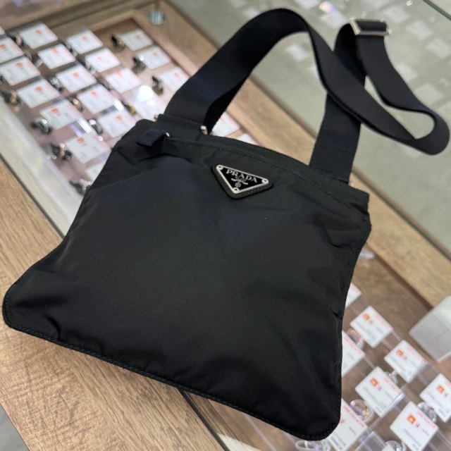 こんにちは🌱
かんてい局盛岡店です🤭

PRADA プラダから、
トライアングルロゴ
ナイロンクロスボディバッグが
店頭に入荷しました🙆🏻‍♀️✨

ナイロン製なので
軽量で持ち運びも楽々～👍🏻 ̖́-

必要最低限の荷物をサッと持ち運べる
丁度良いサイズ感のバッグです😆

ぜひ店頭にてご覧ください🫶🏻

皆さまのご来店お待ちしております🙇🏻‍♀️

#かんてい局盛岡店
#PRADA
#プラダ
#トライアングルロゴ
#ナイロンクロスボディバッグ
#ショルダーバッグ
#ブランドバッグ
#ブランド販売
#ブランド買取
#質預かり
#質屋
#岩手
#盛岡
#本宮
#皆さまのご来店お待ちしております