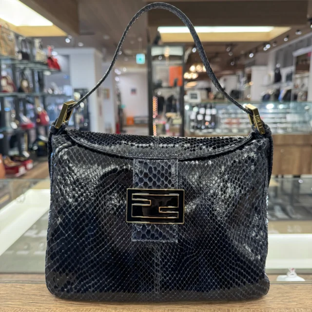 こんにちは〰
かんてい局盛岡店です💁🏻‍♀️

FENDI フェンディから、
マンマバケットが入荷しました🫶🏻

高級感のあるパイソンレザー(ヘビ革)を使用した
人気の高いモデル👍🏻 ̖́-

独特のウロコ模様と質感があるパイソンレザーは
シンプルコーデに映えますね👀✨

お探しだった方いかがでしょうか❓
ぜひ店頭にてご覧ください🙏🏻

皆さまのご来店お待ちしております🙇🏻‍♀️

#かんてい局盛岡店
#FENDI
#フェンディ
#マンマバケット
#パイソンレザー
#ヘビ革
#ブランドバッグ
#ブランド販売
#ブランド買取
#質預かり
#質屋
#岩手
#盛岡
#本宮
#皆さまのご来店お待ちしております