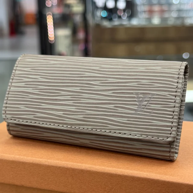 こんにちは💪🏻
かんてい局盛岡店です🎵

LOUIS VUITTON ルイヴィトンから、
M6382B ミュルティクレ4が
店頭に入荷しました😆！

シンプルで飽きが来にくいエピレザー💁🏻‍♀️

落ち着いたリラ(薄紫系)のカラーが
上品で素敵ですね👍🏻 ̖́-

鍵を4つまで収納できて便利なキーケースは
人気商品となっておりますので、
気になる方はお早めに🧡💛

ぜひ店頭にてご覧ください⸜🙌🏻⸝‍

皆さまのご来店お待ちしております🙇🏻‍♀️

#かんてい局盛岡店
#LOUISVUITTON
#ルイヴィトン
#M6382B
#ミュルティクレ4
#エピレザー
#キーケース
#ブランド小物
#ブランド販売
#ブランド買取
#質預かり
#質屋
#岩手
#盛岡
#本宮
#皆さまのご来店お待ちしております